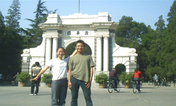 我校優秀畢業生劉毅與王靖在清華園的合影。