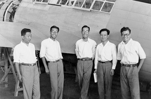 1937年戰鬥機設計團隊，正中為堀越二郎