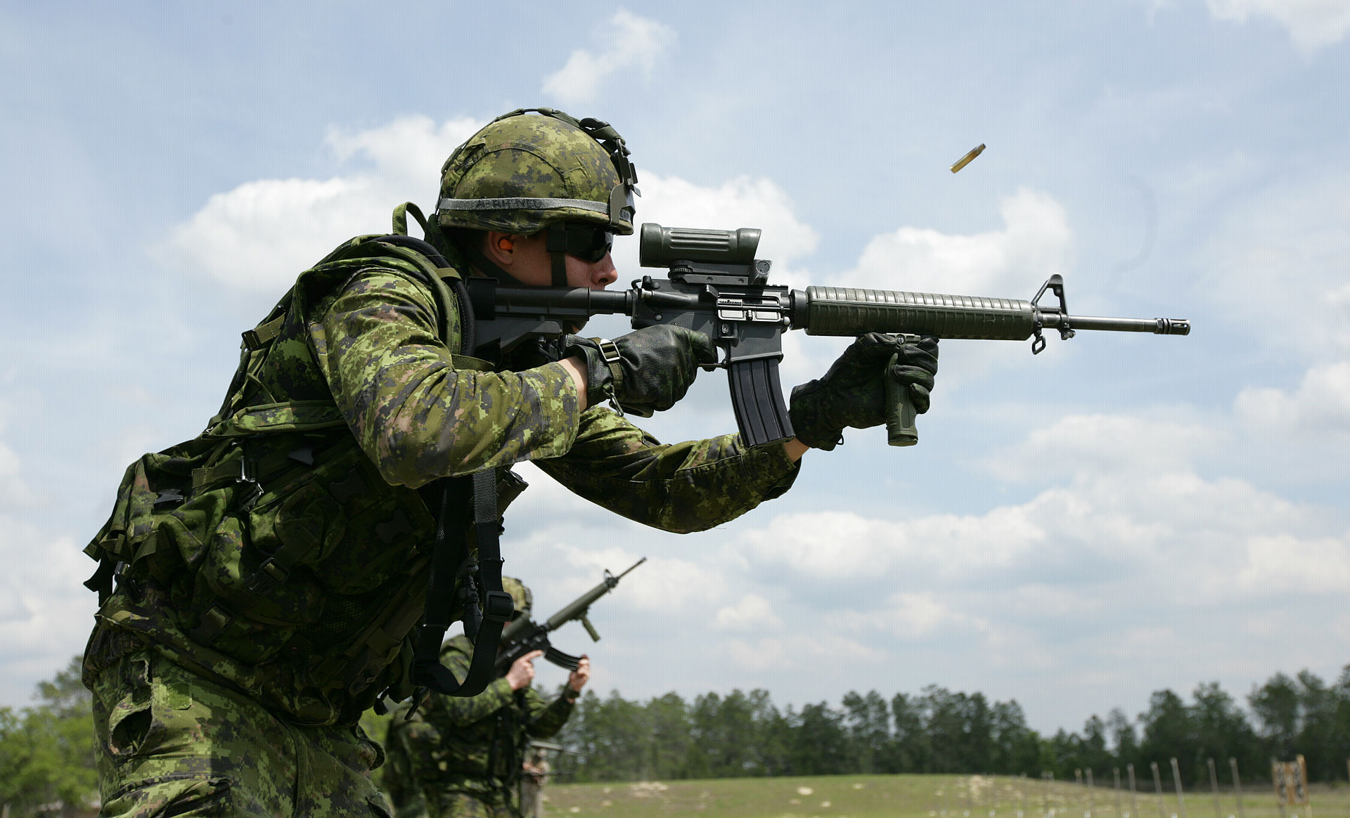加拿大士兵在使用C7A2突擊步槍