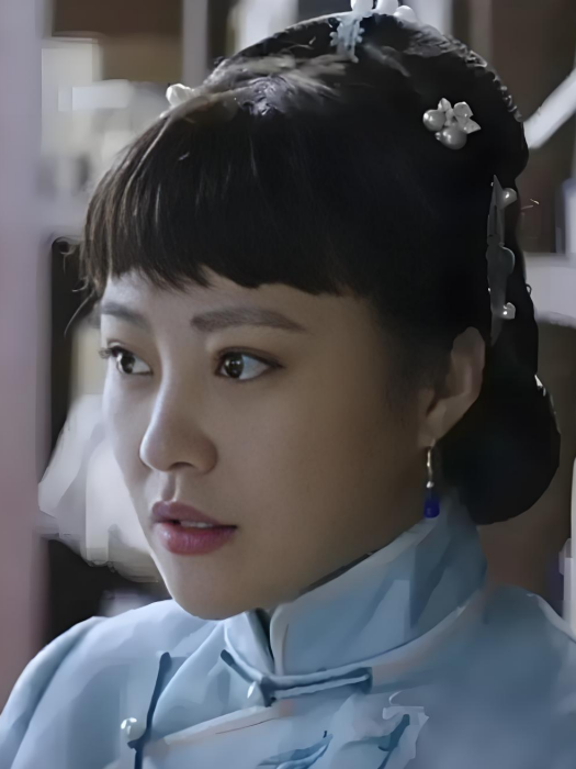 佟麗華(郭寶昌執導電視劇《東四牌樓東》中的角色,由郝蕾飾演) 佟麗華(郭寶昌執導電視劇《東四牌樓東》中的角色,由郝蕾飾演)