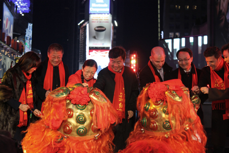 中美嘉賓在新年倒計時開幕儀式上為瑞獅點睛