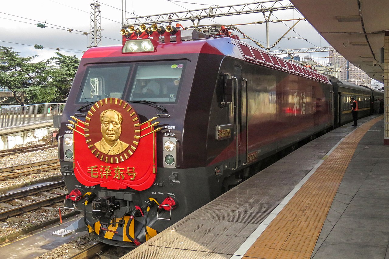 和諧3D型1893號機車牽引Z1次列車終到長沙站
