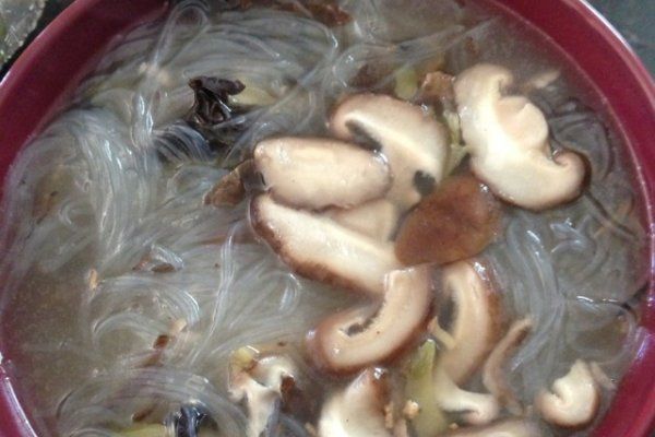 蘑菇冬粉湯 蘑菇冬粉湯