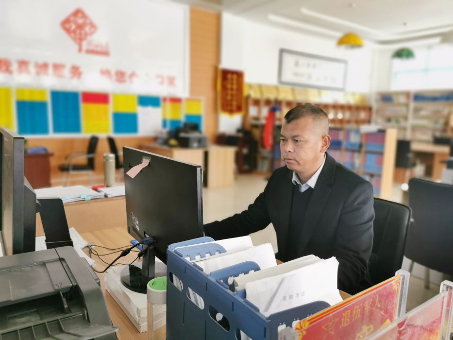 徐志成(吳忠市紅寺堡區新民街道羅山社區黨支部書記) 徐志成(吳忠市紅寺堡區新民街道羅山社區黨支部書記)
