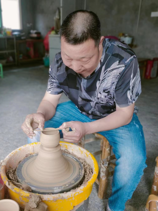 陳文鑫(福建省陶瓷藝術大師) 陳文鑫(福建省陶瓷藝術大師)