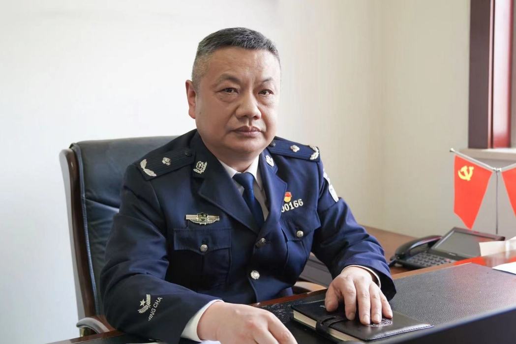 李東明(山東省公安廳禁毒總隊總隊長、二級警務專員) 李東明(山東省公安廳禁毒總隊總隊長、二級警務專員)
