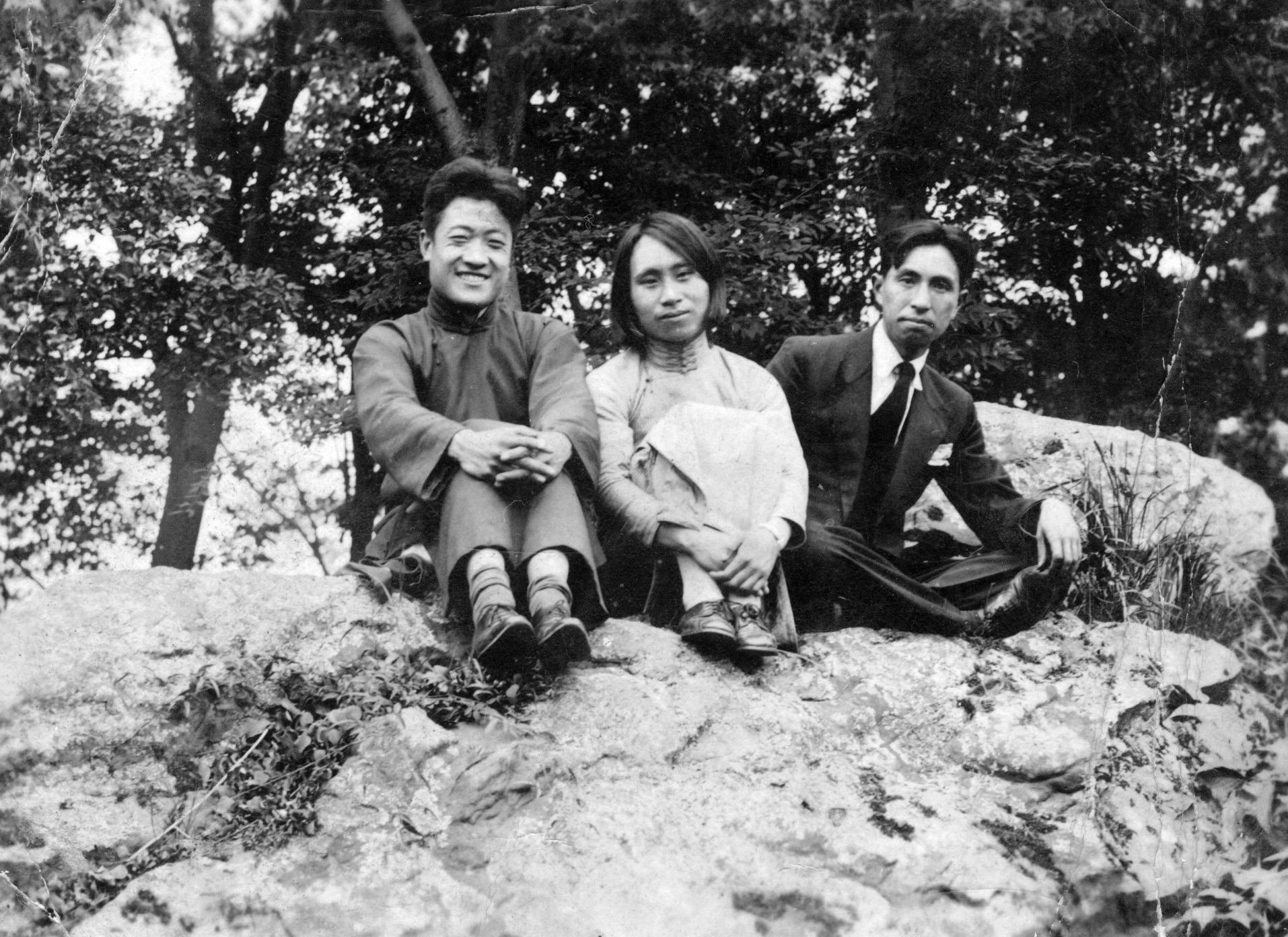 葛琴、荃麟和劉白羽在宜興丁山(1937年)
