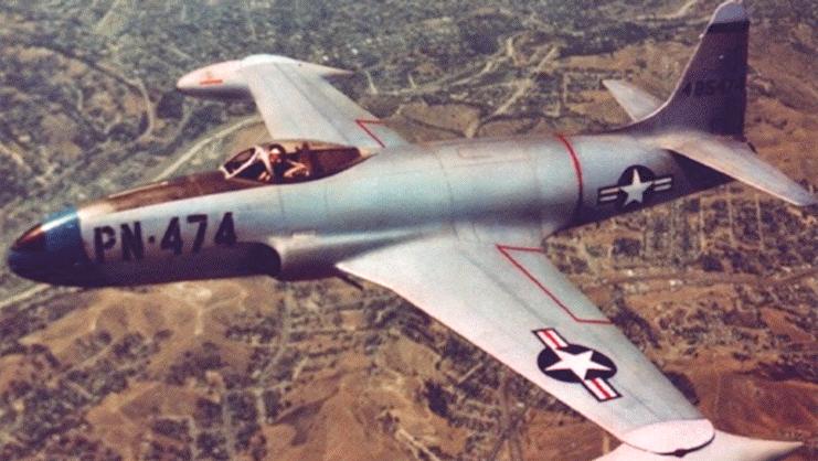 空中飛行的F80戰鬥機