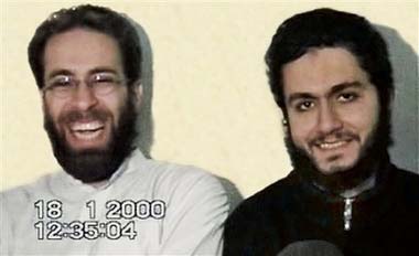 視頻中齊亞德（左）和穆罕默德·阿塔