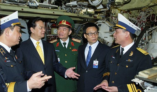 越南總理阮晉勇視察潛艇部隊
