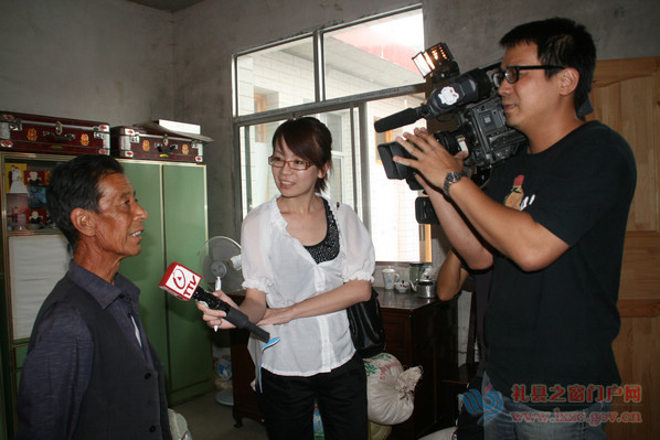 台灣電視公司記者對災後重建村農民採訪