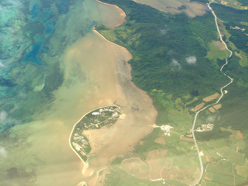 由布島（中下方）空照圖，右側為西表島。
