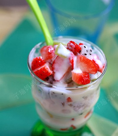 草莓水果優酪乳杯