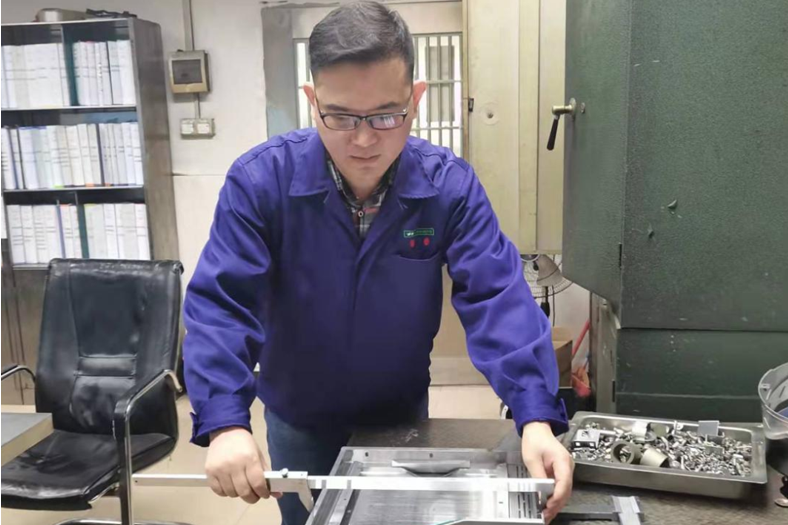張宜軍(台山市冠榮金屬製品有限公司進料檢驗課課長) 張宜軍(台山市冠榮金屬製品有限公司進料檢驗課課長)