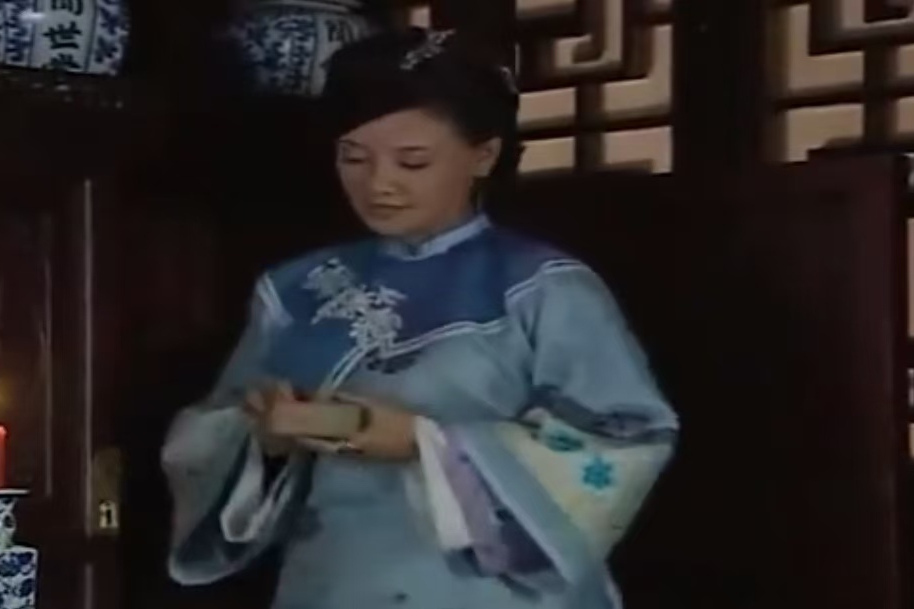 如月(古裝輕喜劇《宋蓮生坐堂》中的角色,由鄧婕飾演) 如月(古裝輕喜劇《宋蓮生坐堂》中的角色,由鄧婕飾演)