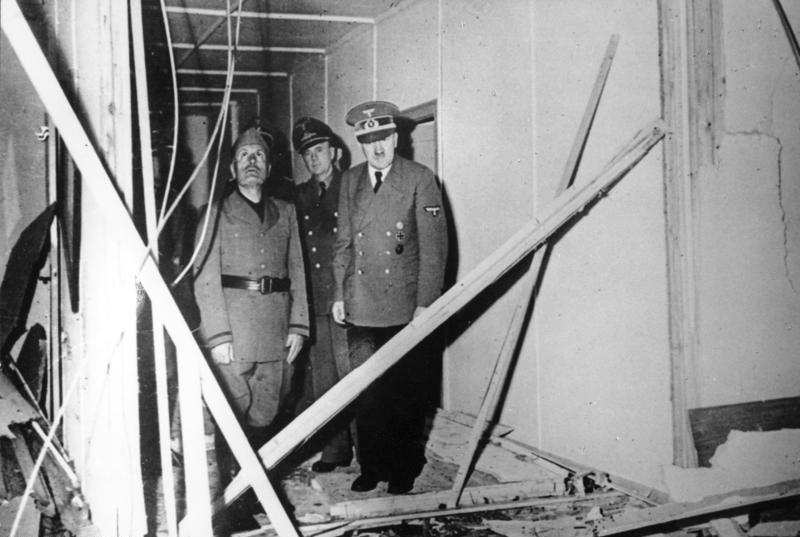 希特勒和墨索里尼正在查看爆炸現場