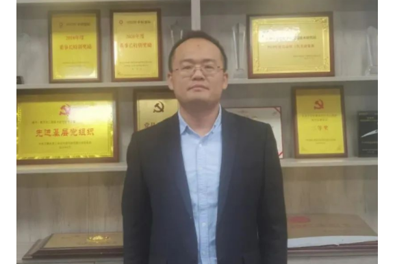 胡亞東(天津水泥工業設計研究院有限公司技術帶頭人) 胡亞東(天津水泥工業設計研究院有限公司技術帶頭人)
