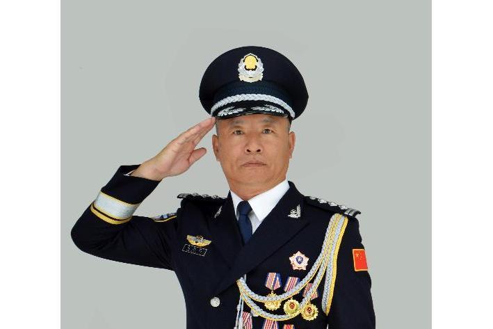馬春雨(內蒙古自治區包頭市公安局九原區分局阿嘎如泰派出所所長) 馬春雨(內蒙古自治區包頭市公安局九原區分局阿嘎如泰派出所所長)