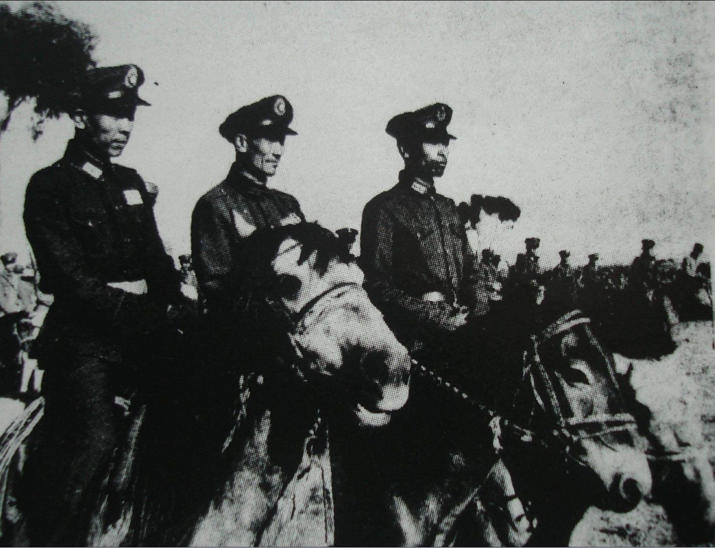 1946年8月趙革非促成海福龍將軍（中）起義
