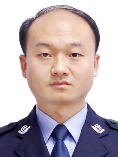 張鼎明(貴州省荔波縣公安局黨委委員、副局長) 張鼎明(貴州省荔波縣公安局黨委委員、副局長)