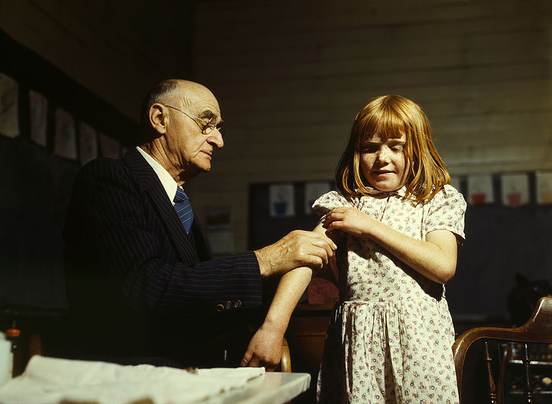 施賴伯博士在一所農村學校接種傷寒疫苗