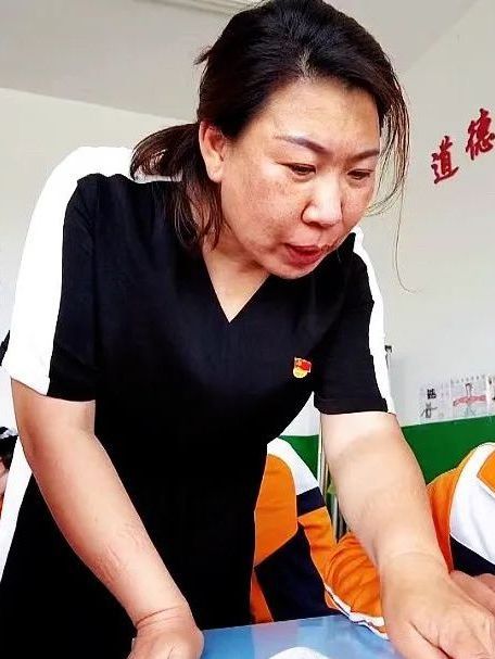趙穎慧(內蒙古自治區通遼市科爾沁區紅星中心國小黨支部書記、校長) 趙穎慧(內蒙古自治區通遼市科爾沁區紅星中心國小黨支部書記、校長)
