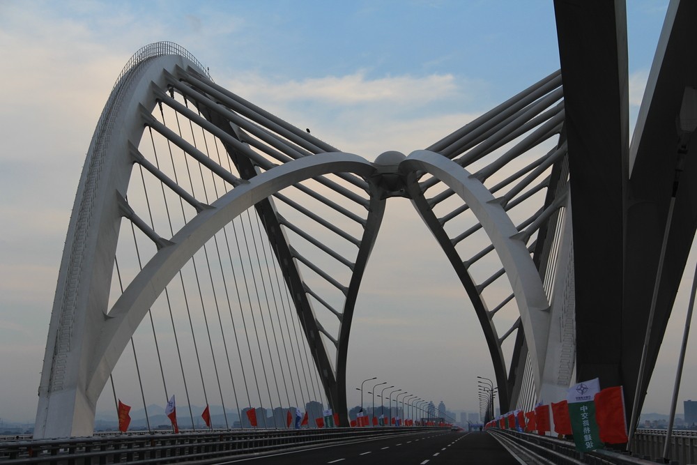 九堡大橋設計上採用組合結構橋樑方案