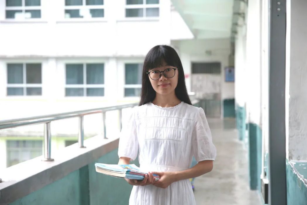 杜鳳琴(宜昌市秭歸縣九畹溪鎮蘆池灣國小黨支部書記、校長) 杜鳳琴(宜昌市秭歸縣九畹溪鎮蘆池灣國小黨支部書記、校長)