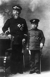 伊藤博文與大韓帝國王子李垠（左）