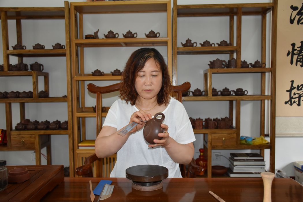 韓小梅(臨汾市工藝美術大師) 韓小梅(臨汾市工藝美術大師)