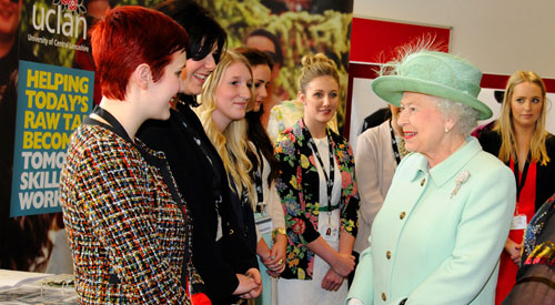 英女王與中央蘭開夏學生
