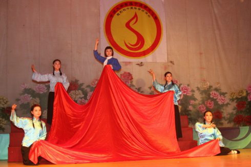 《繡紅旗》參加上海第八屆國際藝術節表演