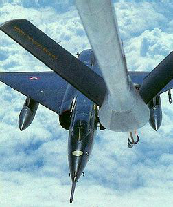由 KC-135空中加油，機鼻的探針就是受油管