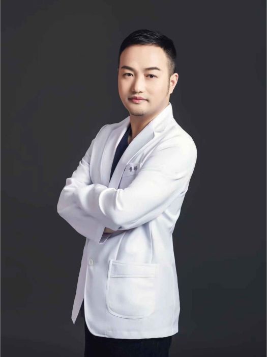 覃健(庫爾勒市天姿醫療美容門診部醫師) 覃健(庫爾勒市天姿醫療美容門診部醫師)