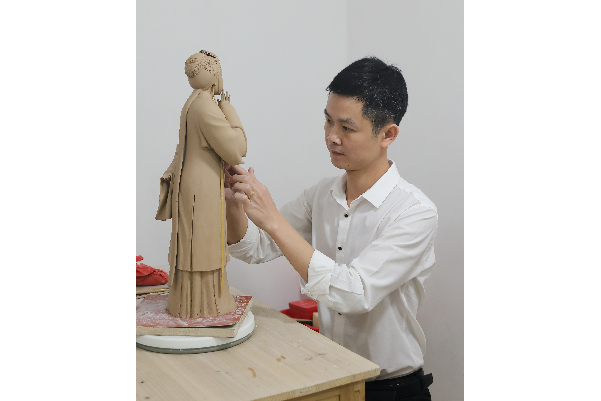 李志峰(高級工藝美術師) 李志峰(高級工藝美術師)