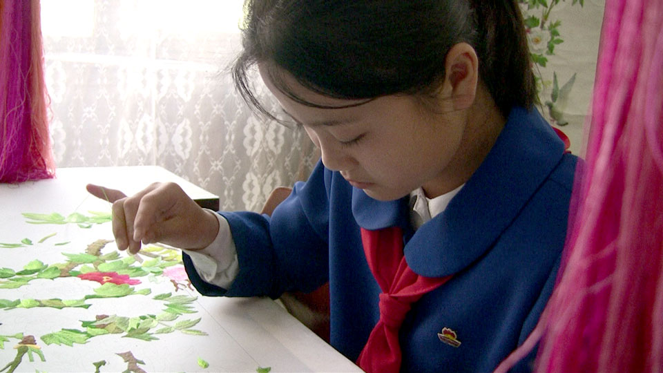 萬景台學生少年宮練刺繡的朝鮮少年團員