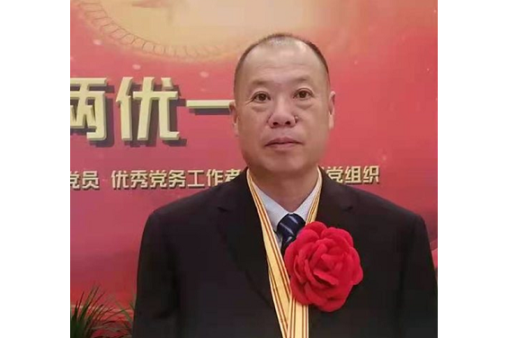 唐平(四川厚裕糧油發展有限責任公司倉儲管理部部長,全國優秀共產黨員) 唐平(四川厚裕糧油發展有限責任公司倉儲管理部部長,全國優秀共產黨員)
