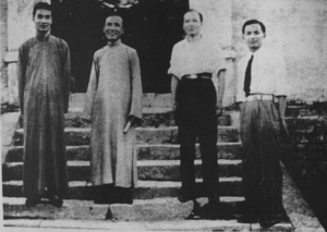 蘇步青（左3）陳建功（左2）在文廟前合影。