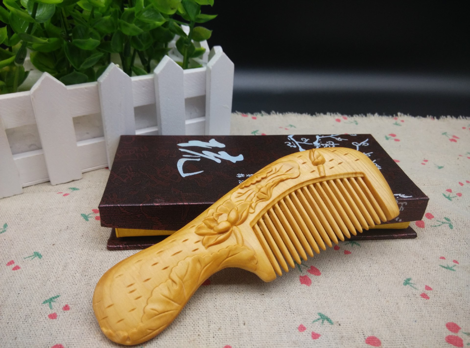 木梳(木材所制的梳理頭髮的工具)