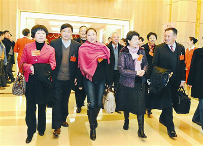 朱雪芹（左三）和代表們一同步入會場