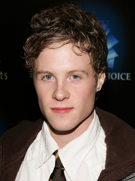 艾什頓·霍爾姆斯(Ashton Holmes) 艾什頓·霍爾姆斯(Ashton Holmes)