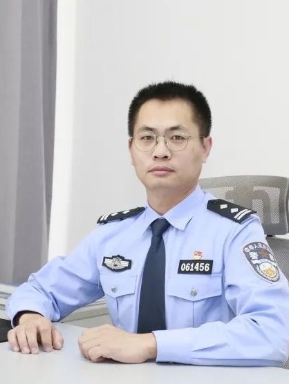 賈曉亮(第十四屆全國人大代表,黑龍江省大慶市公安局網路警察分局副局長、三級高級警長) 賈曉亮(第十四屆全國人大代表,黑龍江省大慶市公安局網路警察分局副局長、三級高級警長)