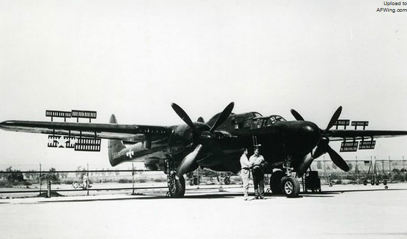 P-61C在機翼上下表面增加了多孔減速板