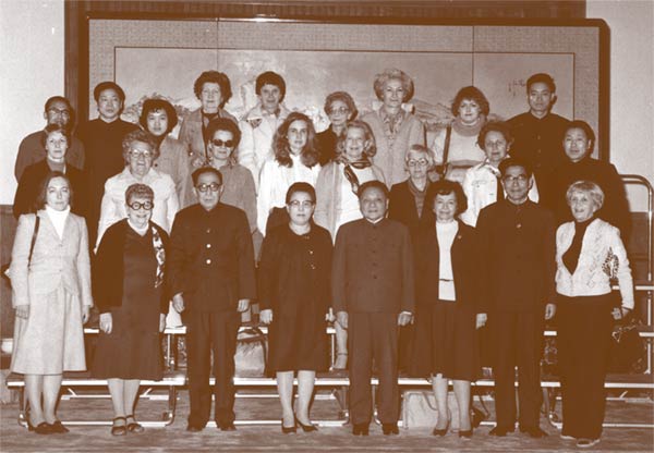 1980年4月胡沙（右二）隨鄧小平接見外賓