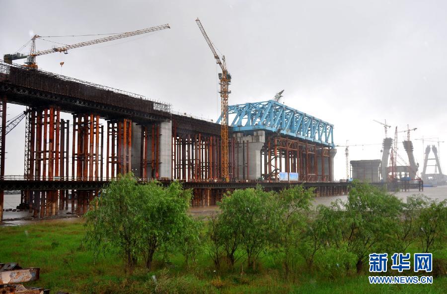 安慶長江鐵路大橋架設第一孔鋼樑