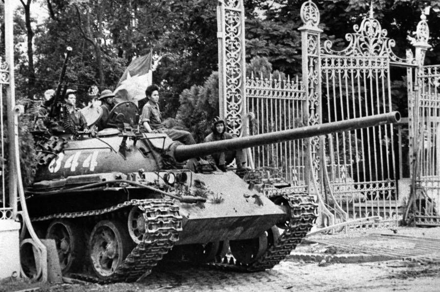 1975年4月30日北越坦克碾過西貢總統府大門