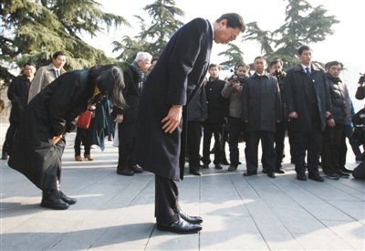 鳩山由紀夫南京大屠殺遇難同胞紀念館參觀