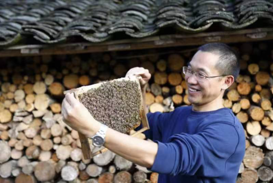 肖鳴(中信銀行重慶分行高級業務經理,全國脫貧攻堅先進個人) 肖鳴(中信銀行重慶分行高級業務經理,全國脫貧攻堅先進個人)