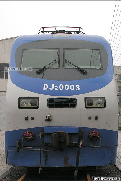 DJ2型0003號機車下方的車鉤與供電插座