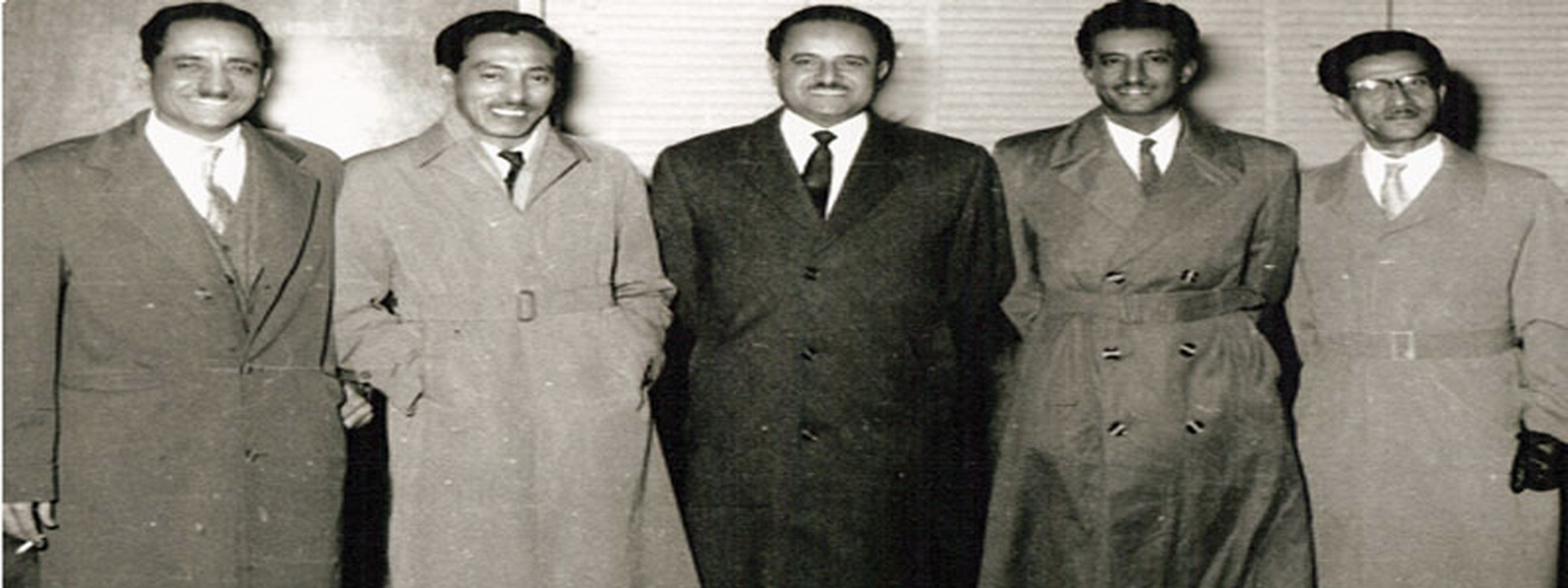 卡坦·沙比（正中）和他的同志們